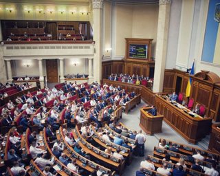 В Украине продлили военное положение и мобилизацию: не обошлось без скандала (фото)