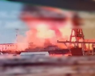 Вибухнуло декілька разів:  у мережі опублікували момент удару по кораблю "Аскольд" у Керчі