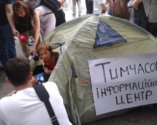 Активисты установили палатку возле здания МВД с требованием расследовать избиение журналистов 18 мая