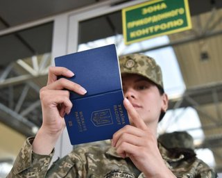 Уряд скасував обмеження на виїзд для частини жінок-посадовиць: хто тепер може перетинати кордон