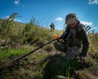 "На колінах розчищають проїзди": швидкість роботи саперів визначає темп наступу, — The Times