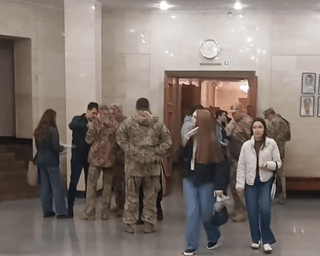 Заявились у філармонію: ТЦК і поліція прийшли на концерт коміка Антона Тимошенка (відео)
