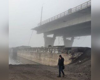 Антонівський міст все: у мережі з'явилися фото обвалених прольотів переправи