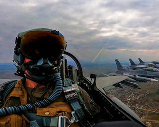 F-16 збили ракети РФ під час обстрілу 26 серпня: Зеленський заявив про роботу літаків (відео)