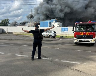 РФ вдарила по складу McDonald's під Києвом: над містом чорний дим (відео)