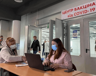 Вакцину Pfizer начали применять в центрах массовой вакцинации