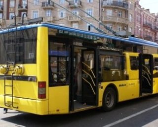 В Запорожье троллейбус на "зебре" сбил двух пешеходов