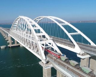 Евросоюз расширил санкционный список россиян из-за железной дороги на Крымском мосту