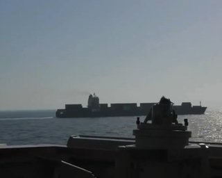 Получило пробоину: США взяли на абордаж иранское судно в Ормузском проливе (видео)