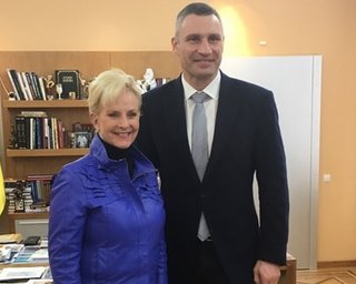 Наблюдателем на выборах 31 марта будет вдова Маккейна