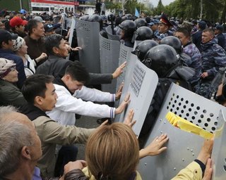 В Казахстане протестующие атакуют полицию и штурмуют админздания. Что происходит в стране (фото, видео)