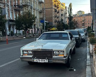 Розкіш і технології: у Києві помітили раритетне американське авто 80-х (фото)