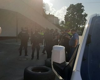 Правоохранители остановили мужа заложницы луцкого террориста, который бежал к автобусу