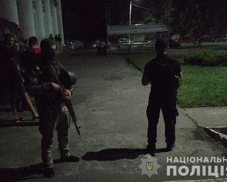 Участок, на котором проиграл брат Медведчука, охраняют 45 полицейских. Пересчитывают голоса