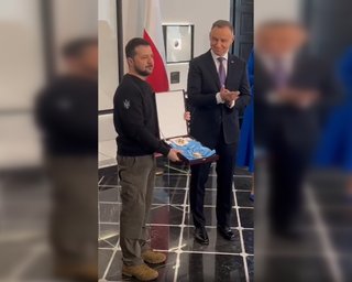 Троє президентів України підтримали Зеленського, у якого Польща забрала орден Білого Орла