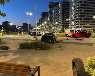 П'яний підліток на Tesla протаранив припарковані автомобілі в Києві (фото, відео)
