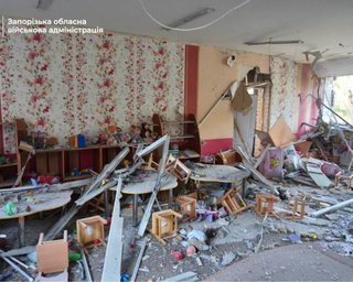ВС РФ атаковали Запорожье КАБами: под удар попал детский сад, есть раненые (фото)