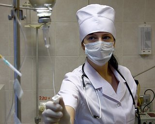 Врачам Луганска запрещено выезжать из города, - СМИ