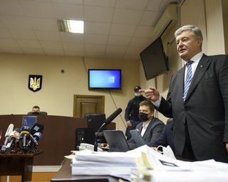 Госизмена Порошенко: апелляционный суд оставил пятому президенту прежнюю меру пресечения