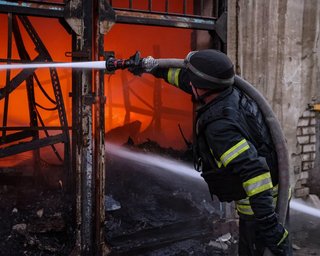 Росіяни атакували Херсонську ТЕЦ: містян просять виїздити з облцентру (відео)