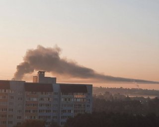 Российский Брянск массированно атаковали дроны: густой черный дым поднялся в районе нефтебазы (видео)