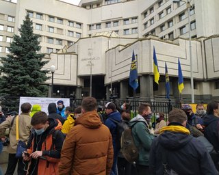 Ключевой для украинской государственности. Националисты требуют от КСУ оставить закон о языке