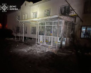 РФ атакувала Київ "шахедами": пошкоджено будівлю дитячої поліклініки, лунають вибухи, що відомо