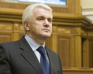 Литвин подписал закон о красном флаге. Документ передан Януковичу