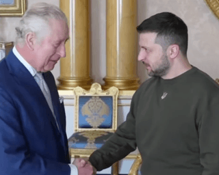 В милитари-стиле: президент Зеленский встретился с королем Великобритании Карлом III (видео)
