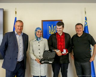 Аваков подарил Окуевой новый пистолет, а Осмаеву – спецчасы