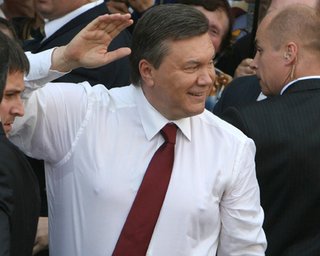 У Януковича под рубашкой увидели большой крест