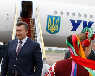 Пробки: Янукович пошутил о том, что будет летать на работу
