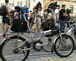 Велосипедисты привезли Януковичу на день рождения петицию с требованием ввести изменения в ПДД