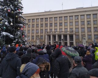 Тарифные протесты: в Ужгороде митингующие требовали представителя власти