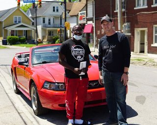 В США школьник за уборку улицы после протестов получил в подарок Mustang и стипендию в колледже