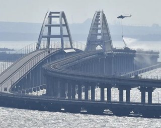 Россия защищает Крымский мост бочками из-под индийских огурцов (фото)