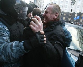 Чернобыльцы ворвались в здание Кабмина  