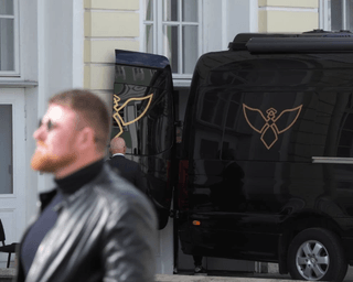 "Все засекречено": в РФ проходят похороны погибших в самолете Пригожина, — росСМИ (фото)