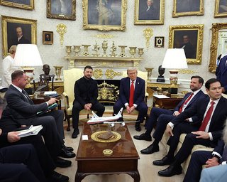 Зеленский просил прощения, Вэнс молчал, а Трамп провел экскурсию: какой была встреча в Белом доме (фото)