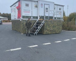 Вручают повестки и записывают в добровольцы: на границе РФ и Финляндии появился военкомат (фото)
