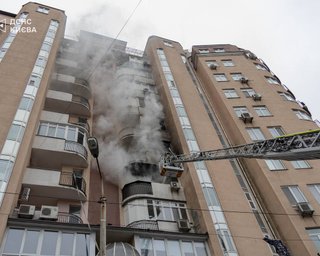 Пожежа у київській багатоповерхівці: причиною виявився вибух зарядної станції (фото)