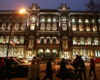 В январе 2012 года на поддержку гривны НБУ потратил $894 млн