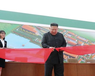 Ким Чен Ын перерезал красную ленту на открытии завода в Пхеньяне, – СМИ КНДР