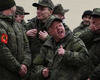 После школы на фронт: в РФ разрешили с 18 лет подписывать контракт на военную службу