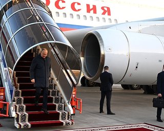 Путин совершил первый зарубежный визит после выдачи ордера МУС на его арест (фото, видео)