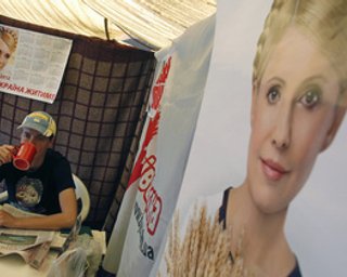 Проявить милосердие: общины еще четырех областей просят Януковича помиловать Тимошенко к Пасхе