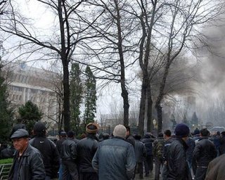 В Бишкеке снова горит здание Генпрокуратуры
