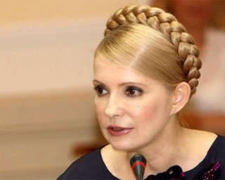 Тимошенко в прямом эфире расстегнула платье и показала бирку. Не Луи Виттон (видео)