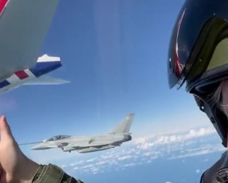 Борис Джонсон показав, як літав на винищувачі Typhoon (відео)