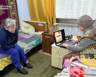 "Навіть снилося, що я у грі": 78-річна геймерка отримала ноутбук від творців Metro (відео)